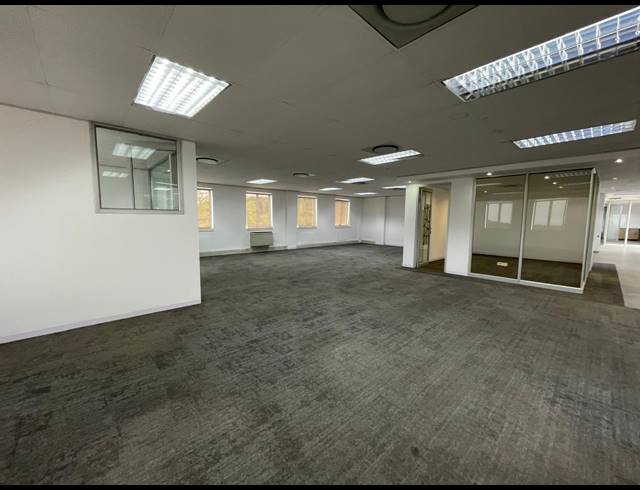 2,422M² OFFICE FOR SALE IN BRYANSTON